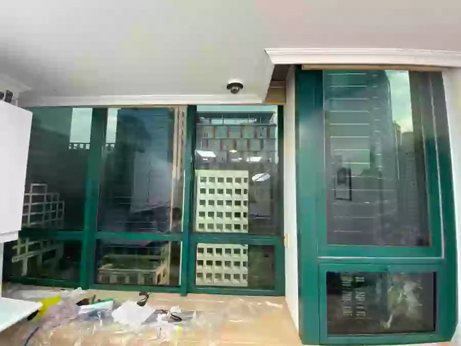 강남 발이식센터 열차단 사생활보호 필름 시공 중