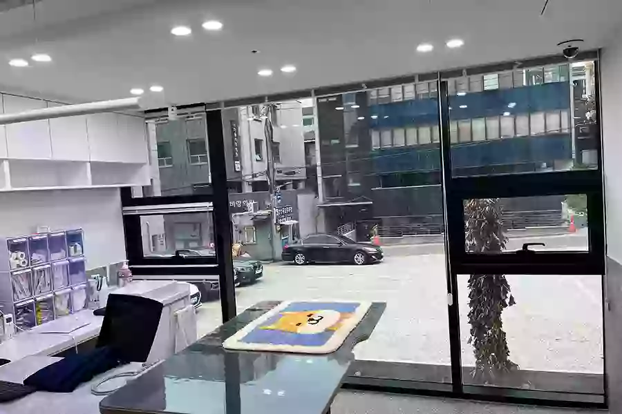 반려동물 케어센터 유리단열필름 시공 완료 후 내부 모습