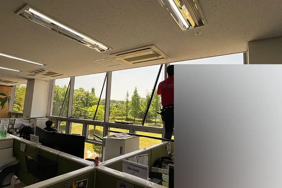 세종 오피스 통유리 열차단필름 시공 작업 현장