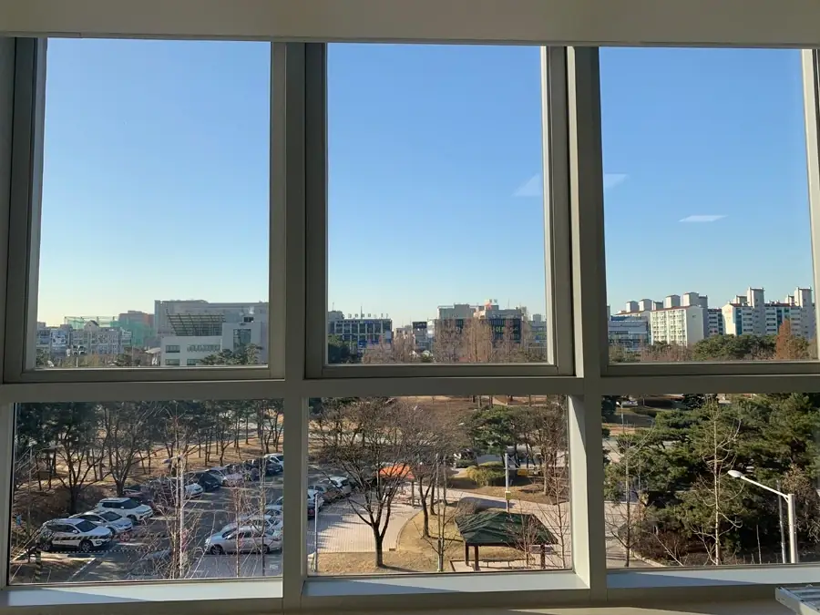 아산 사무공간 통유리 창가 전경