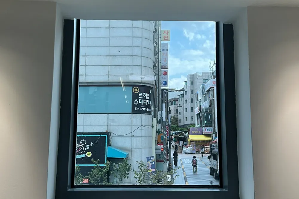 관악구 상가 통유리 밖으로 보이는 거리 전경