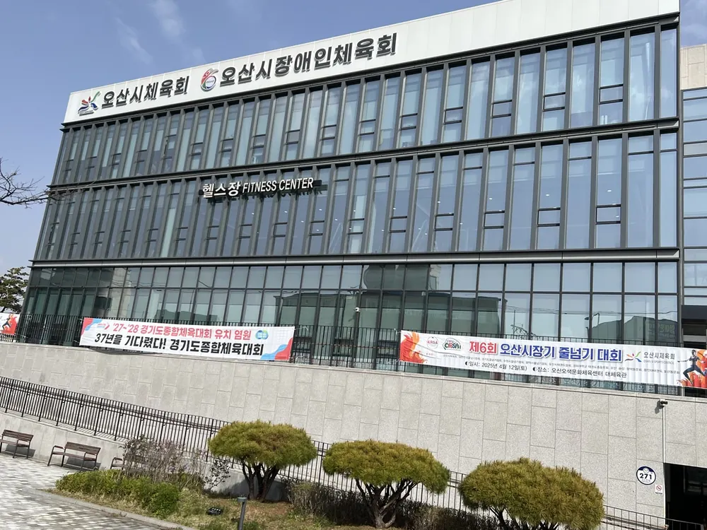 오산시 헬스장 러닝머신과 대형 통유리창 전경