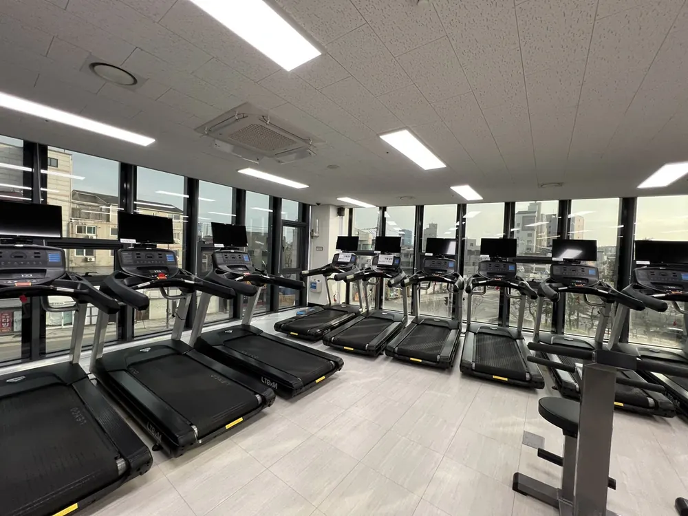 오산시 헬스장 트레드밀 라인과 창가 전경