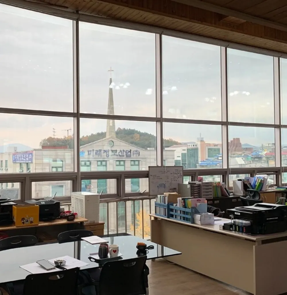 시공 전 오후 직사광선이 책상 위까지 들어오는 사무실 창가 전경