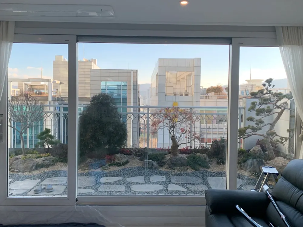 시공 전 옥상정원이 보이는 거실 통유리, 자외선이 그대로 유입되는 모습