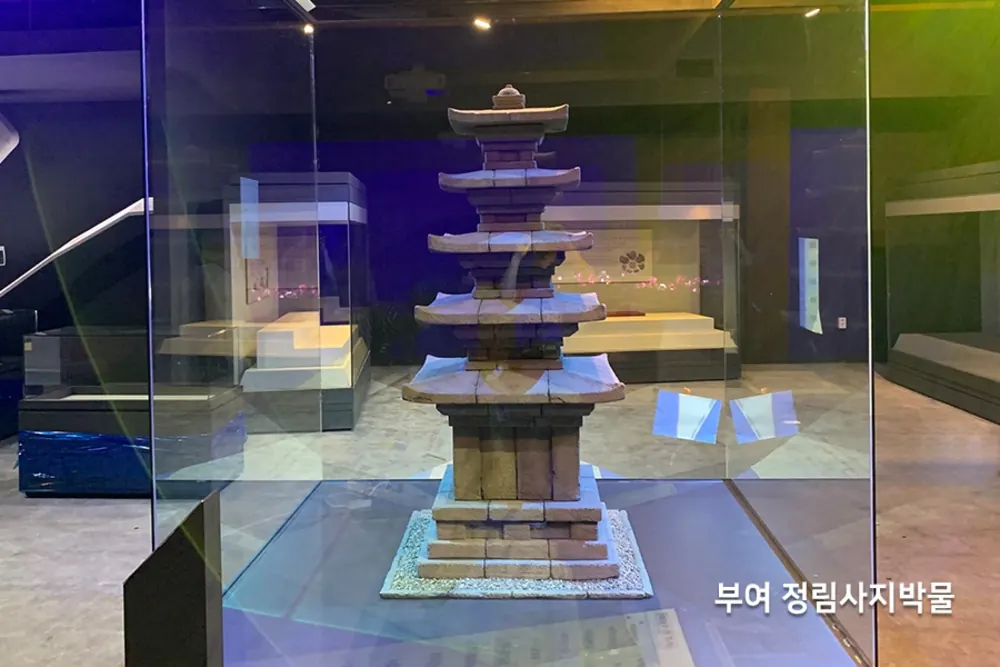 전시실 유리 진열장 안에 놓인 석탑 모형 유물