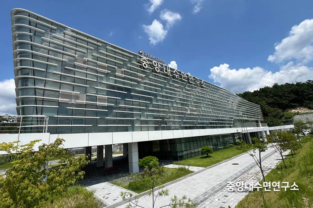 곡선형 통유리 파사드로 마감된 연구동 외관 전경