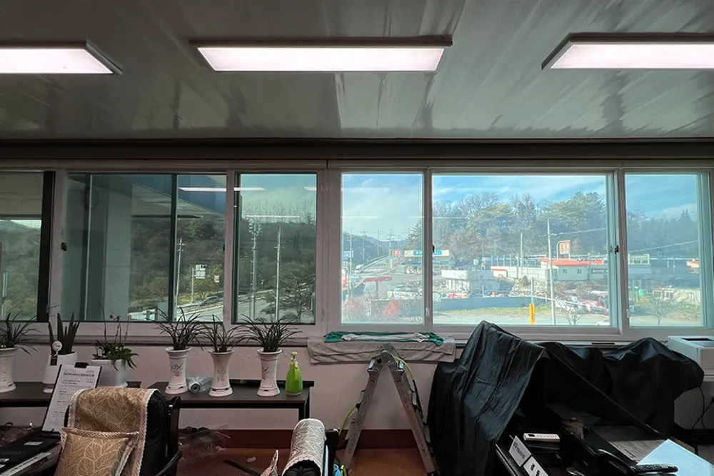 시공 후 창가 책상, 눈부심이 줄어든 채광