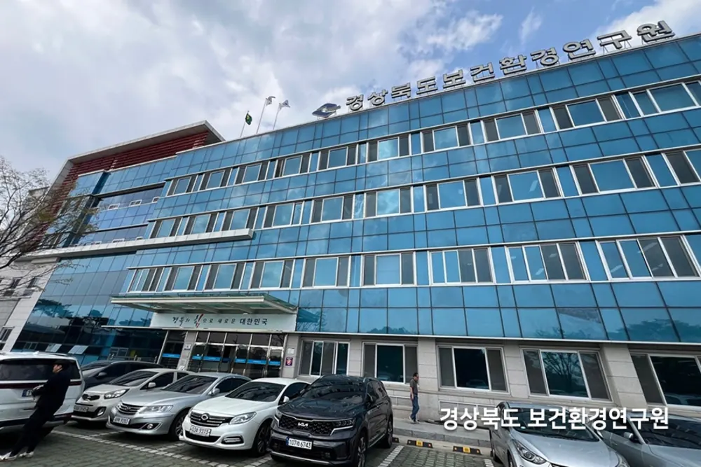 주차장과 함께 보이는 연구원 청사 건물 외관