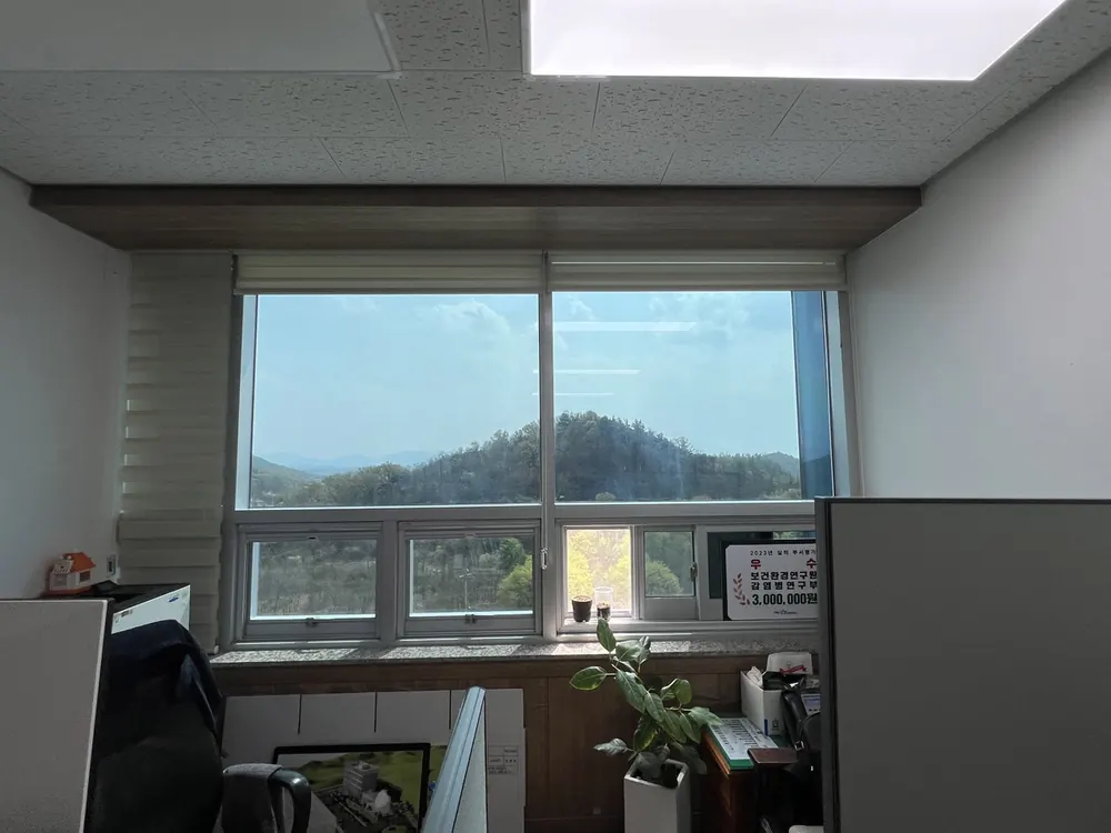 블라인드가 걸린 창가 책상, 산 능선 전망