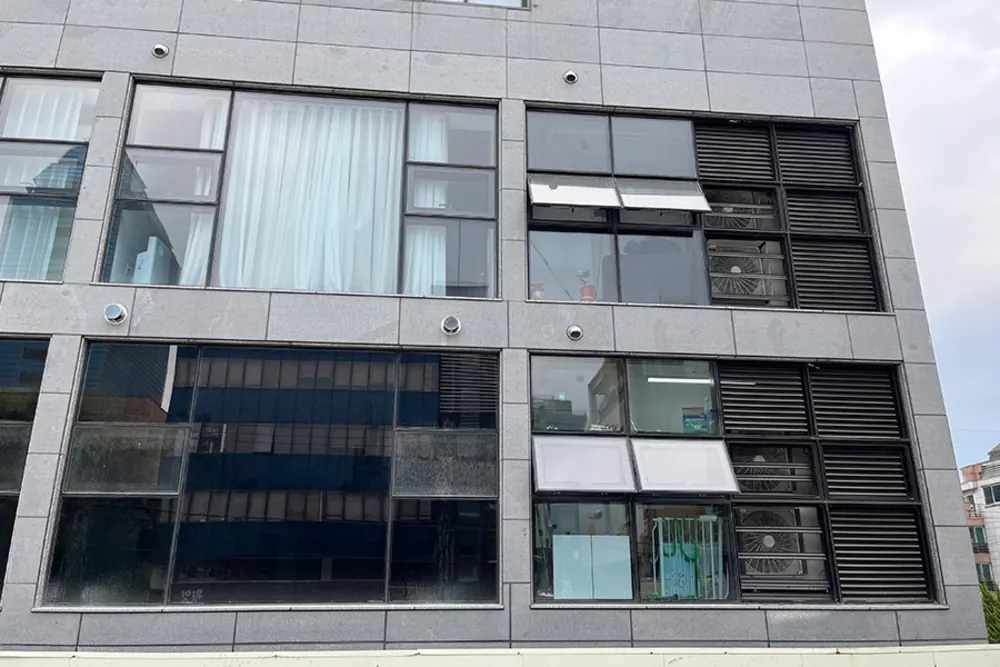 패턴 필름이 시공된 건물 외관 파사드, 다른 각도에서 본 모습