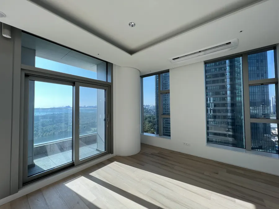 유리단열필름 시공 전 창가 환경